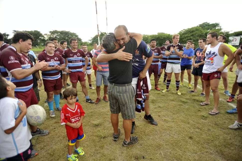 “CAÑERO” HASTA LA MÉDULA. Gabriel se abraza con uno de sus amigos mientras sus compañeros del Jockey Club lo despiden con aplausos. Desde el año que viene será entrenador de una división juvenil. la gaceta / fotos de inés quinteros orio