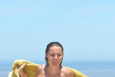 Pampita se relaja en las playas de Punta del Este