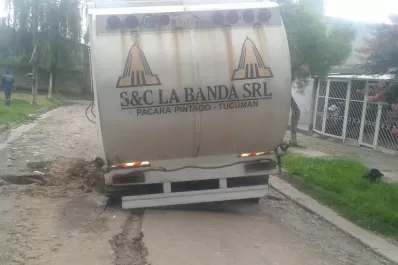 Un camión de recolección de basura quedó atorado en un bache