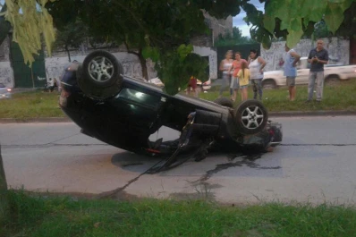 Un auto quedó dado vuelta por esquivar un pozo