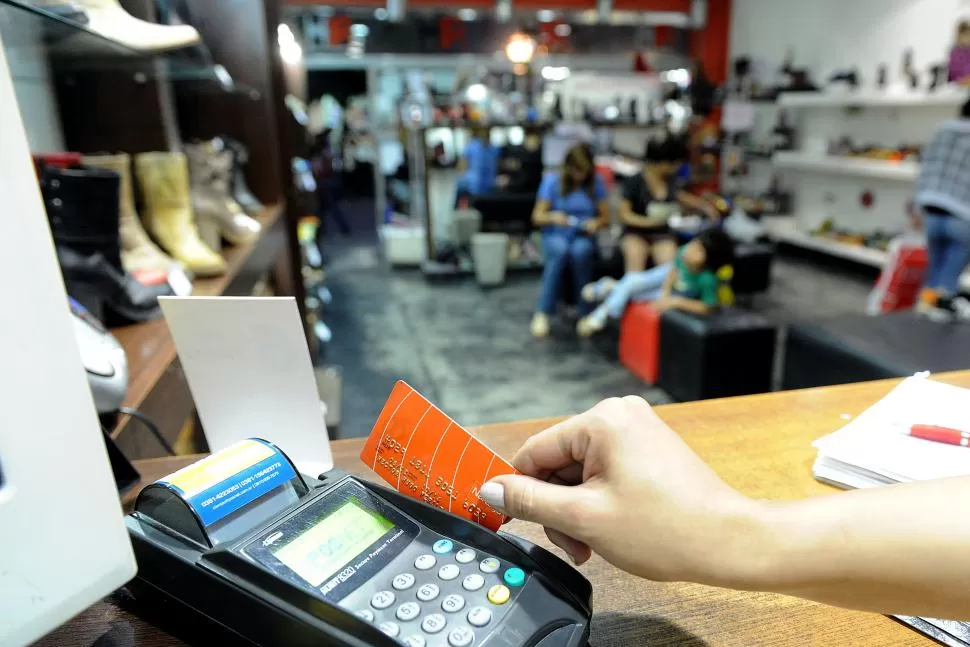CON DINERO PLÁSTICO. Crece el endeudamiento con adelantos con tarjetas de crédito en todo el país. la gaceta / foto de HECTOR PERALTA (archivo)