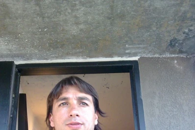 Se pone el traje de entrenador