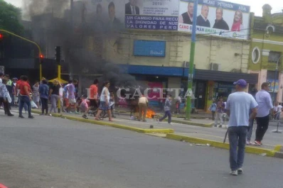 Por segundo día, ambulantes cortan el tránsito en la zona de El Bajo