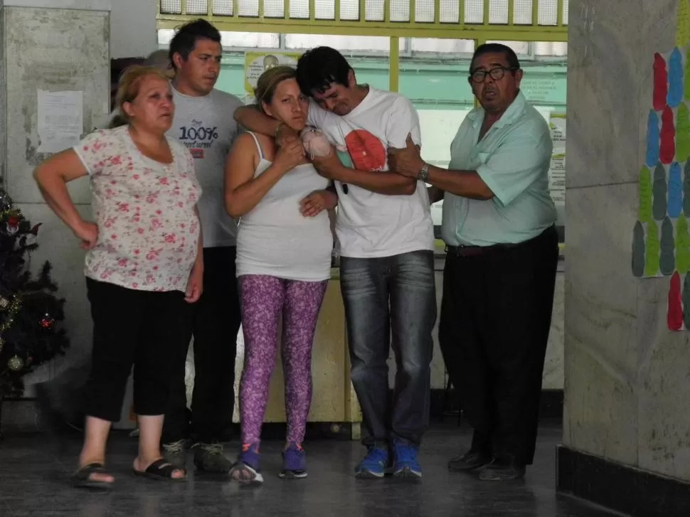 ANGUSTIA. Lorena Gallardo y José Soria (al centro) salen de la sala de terapia tras escuchar el parte médico. la gaceta / foto de josé nuno