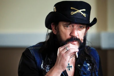 Lemmy: un bajo, un micrófono y una botella de scotch