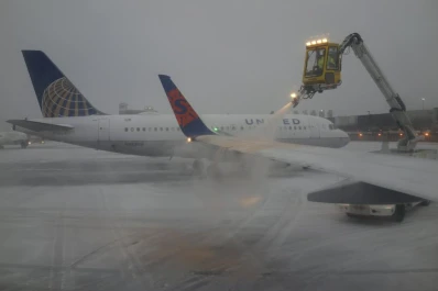 Hielo en las alas de los aviones en Boston