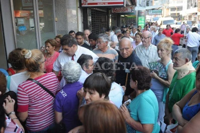 Las colas en los bancos convirtieron el centro en un caos