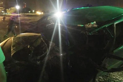 Un policía murió al chocar con su auto contra un camión