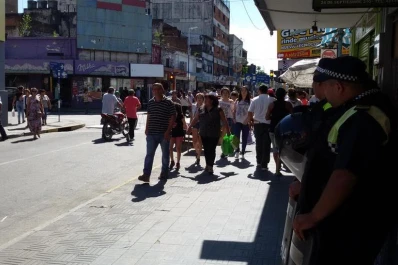 Infantería custodia el tercer día de protesta de los ambulantes en El Bajo