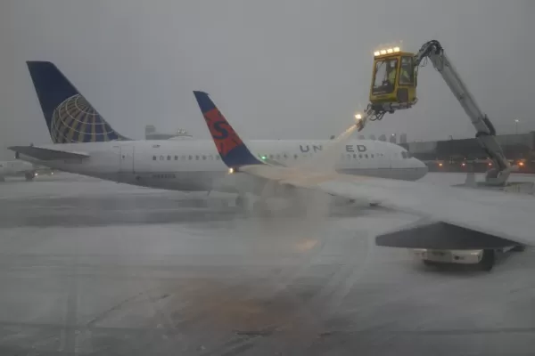 Hielo en las alas de los aviones en Boston
