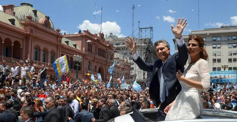 DEBUT OFICIAL. Mauricio Macri y su esposa, Juliana Awada, se dirigen a la Casa Rosada para tomar posesión del Poder Ejecutivo Nacional. reuters