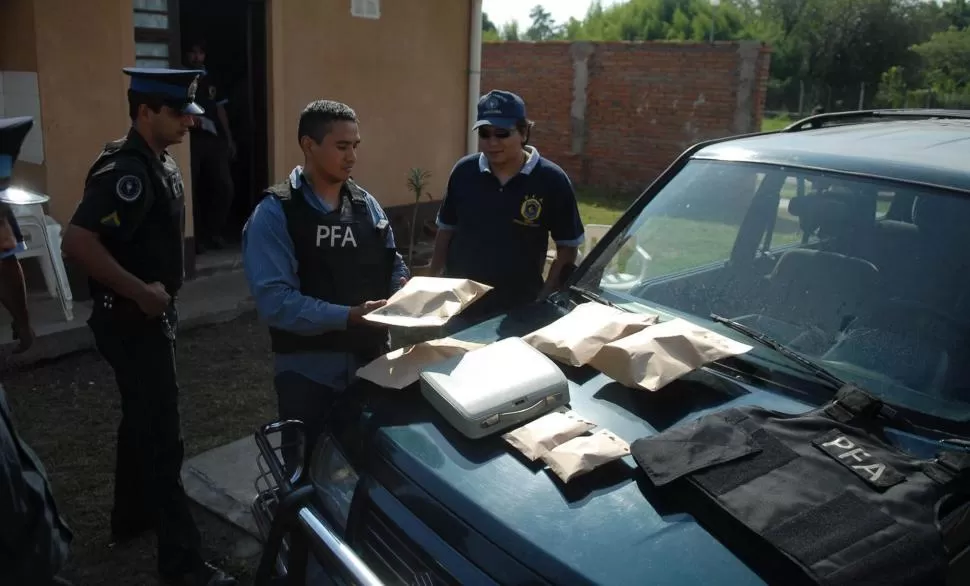 OPERATIVO. La Policía Federal  busca droga en Concepción. la gaceta / foto de osvaldo ripoll