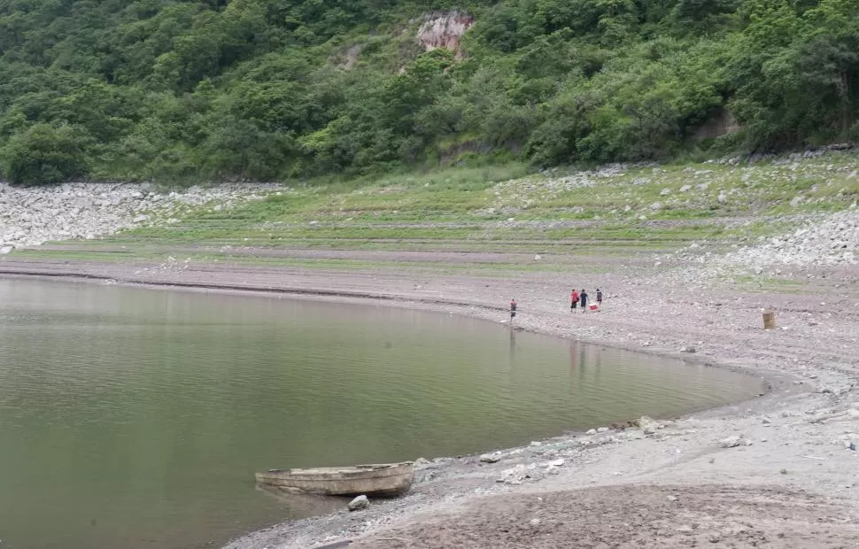 PELIGRO. Un grupo de niños se aleja de una zona del embalse que no tiene señalización. En ese sector fue donde se ahogó el pequeño que falleció. la gaceta / foto de florencia zurita