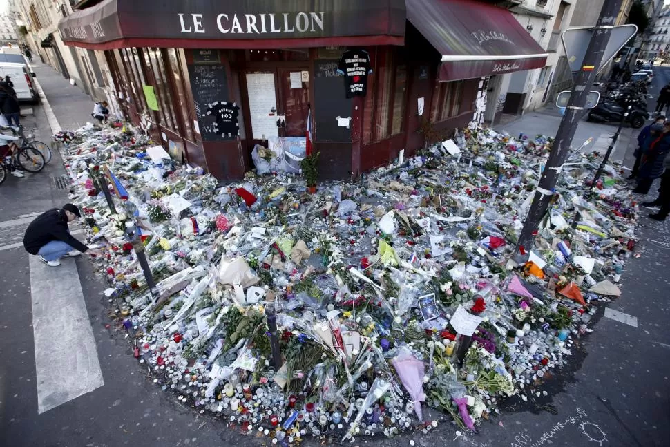 LUGAR EMBLEMÁTICO. Parisinos y turistas dejaron flores y mensajes en homenaje a quienes fueron ametrallados por los terroristas reuters