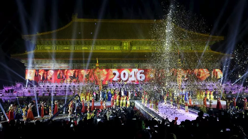 FIESTA Y ESPECTÁCULO. En Beijin celebraron la llegada de 2016 a lo grande. REUTERS