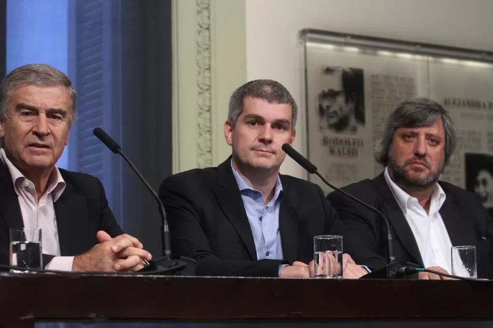 DECISIÓN PRESIDENCIAL. Marcos Peña, Oscar Aguad y Miguel de Godoy durante la conferencia de prensa. dyn