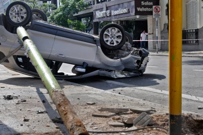 Una moto y una camioneta chocaron en pleno centro