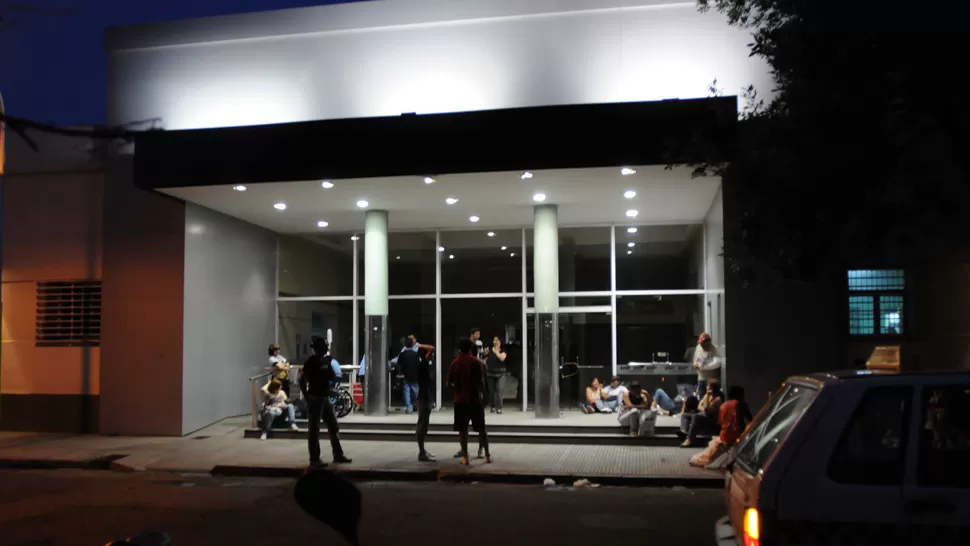 HOSPITAL PADILLA. Médicos y enfermeros trabajaron intensamente durante la noche y la mañana de hoy. ARCHIVO