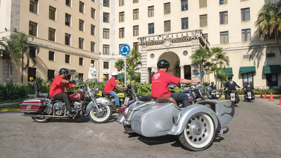 EN LA HABANA. Motos Harley Davidson en el acceso al Hotel Nacional de Cuba, durante la realización del 37 Festival de Nuevo Cine Latinoamericano. gentileza fito pochat