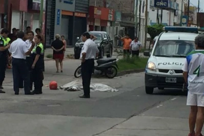 Un camión arrolló y mató a una motociclista en avenida Roca
