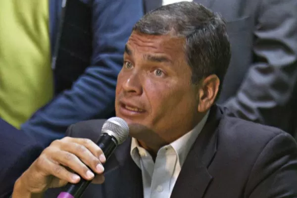 Como Cristina: Rafael Correa será candidato a vicepresidente en Ecuador