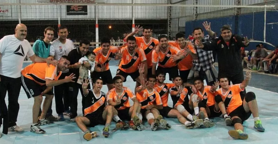 MOMENTO DE ÉXTASIS. Los jugadores de Monteros Voley celebran la conquista del título obtenido en 2015; fue un año sencillamente genial para el club monterizo. FOTO DE Daniel Varela