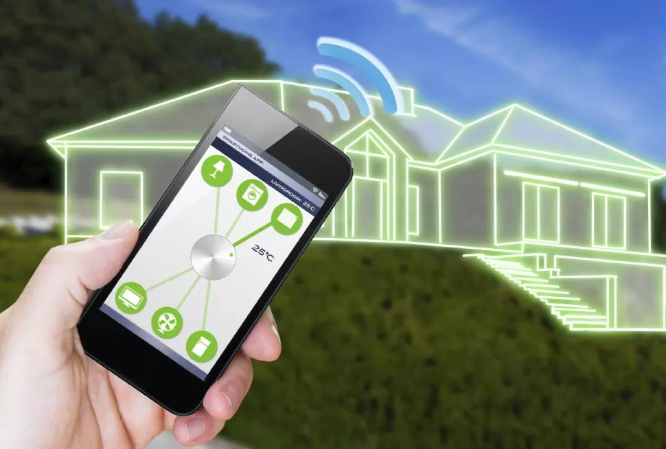 ACCESO REMOTO. Estando fuera de casa, los usuarios pueden controlar algunos artefactos del hogar y disminuir así el consumo de  energía. sardadomotica.it