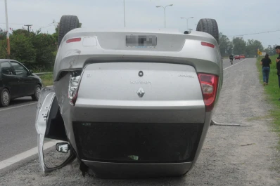 Un auto quedó dado vuelta en la ruta 9