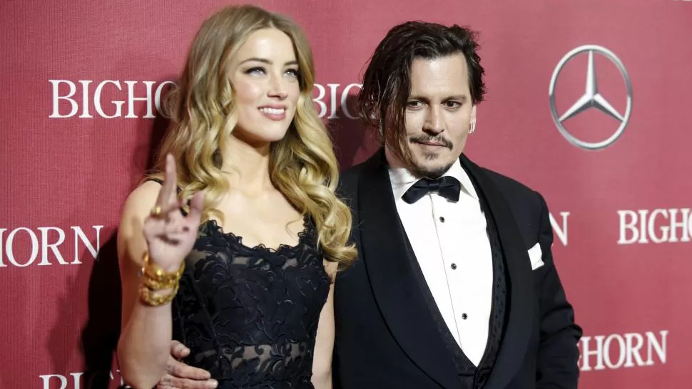 GANADOR. Johnny Depp, junto a Amber Heard, se llevó un galardón. 