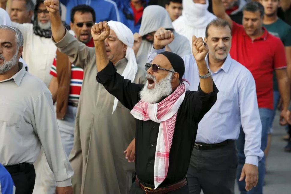 EXIGEN VENGANZA. Los chiítas salieron a las calles en Bahréin. Lo propio ocurrió en otros países de la zona. reuters