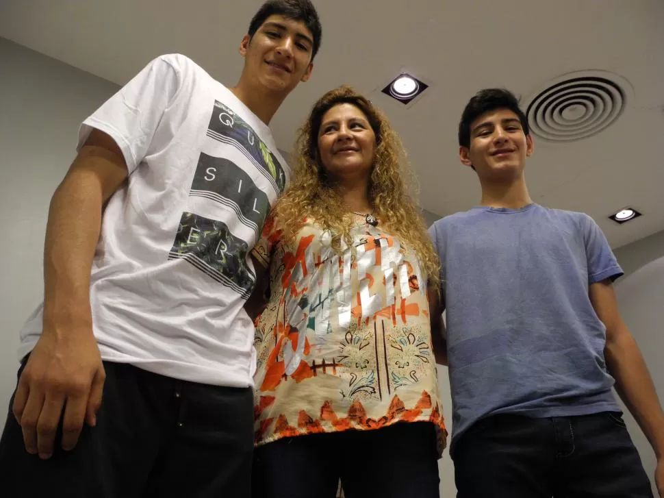 EN FAMILIA. Iván, su mamá, Mónica; y su hermano, Lautaro, en la visita que realizaron a LA GACETA. la gaceta /  foto josé nuno