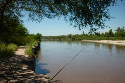 Murió ahogado cuando pescaba con una red en el río Salí