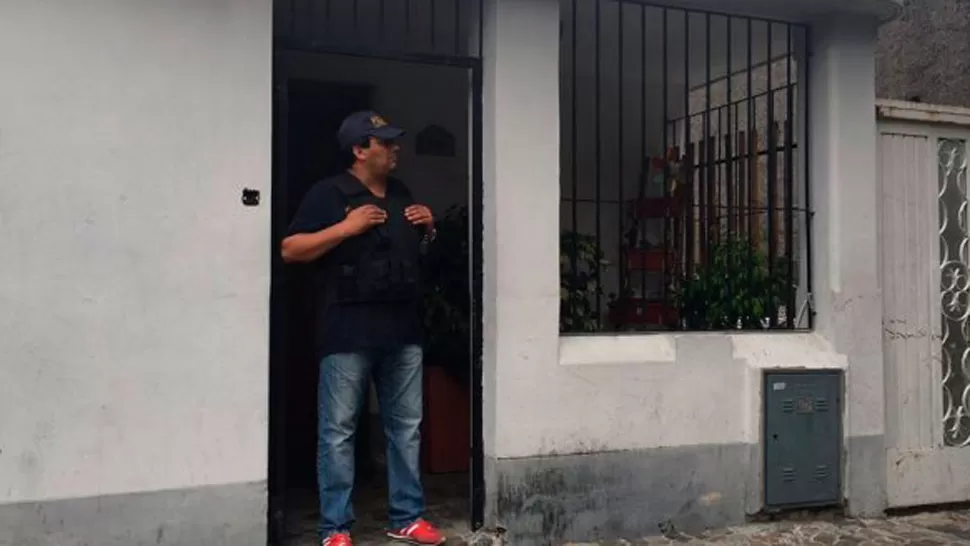 OPERATIVO. Un policía vigila la entrada a la casa de María Lanatta. FOTO TOMADA DE DIARIO POPULAR