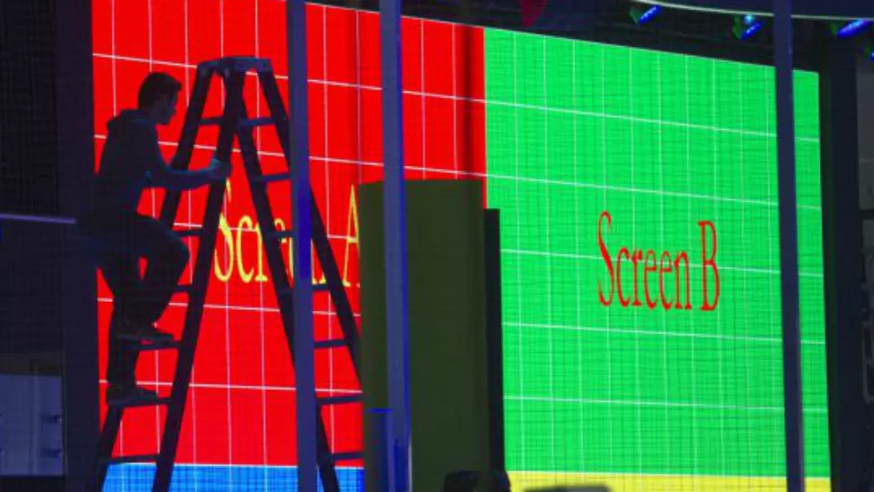 Un trabajador ajusta unas pantallas antes del arranque del CES 2016, en Las Vegas (EE UU). / STEVE MARCUS (REUTERS)