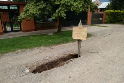 Aparecieron enormes baches en una calle de yerba buena