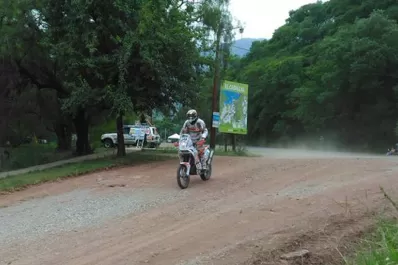 Las máquinas del Dakar pasaron por El Cadillal y se dirigen hacia el norte