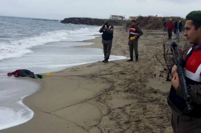 Hallan a 34 refugiados ahogados, incluidos varios niños, en las costas de Turquía