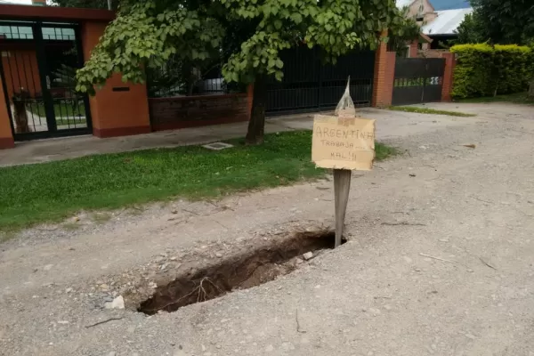Aparecieron enormes baches en una calle de yerba buena