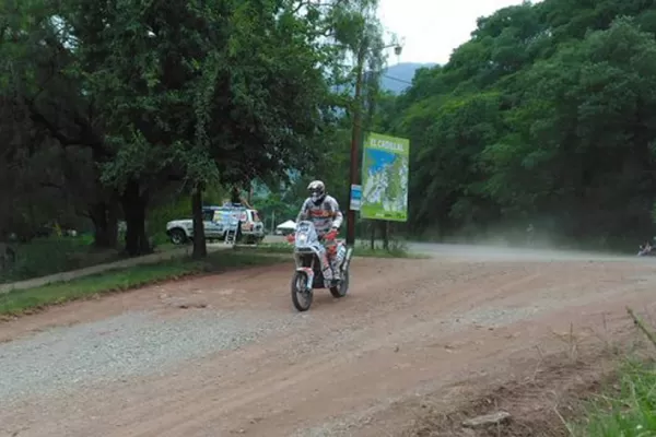 Las máquinas del Dakar pasaron por El Cadillal y se dirigen hacia el norte