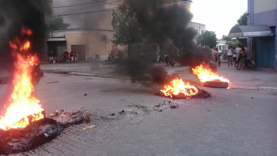 SIMOCA. Los manifestantes queman gomas frente a la Municipalidad. FOTO ENVIADA POR WHATSAPP