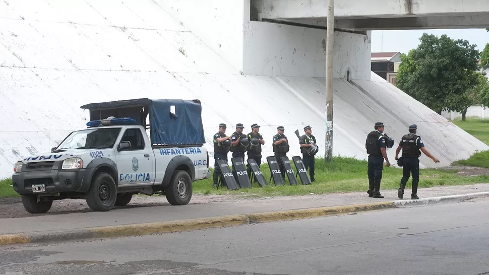 OPERATIVO POLICIAL. Agentes de Infantería están apostados en las inmediaciones del puente Lucas Córdoba. FLORENCIA ZURITA / LA GACETA