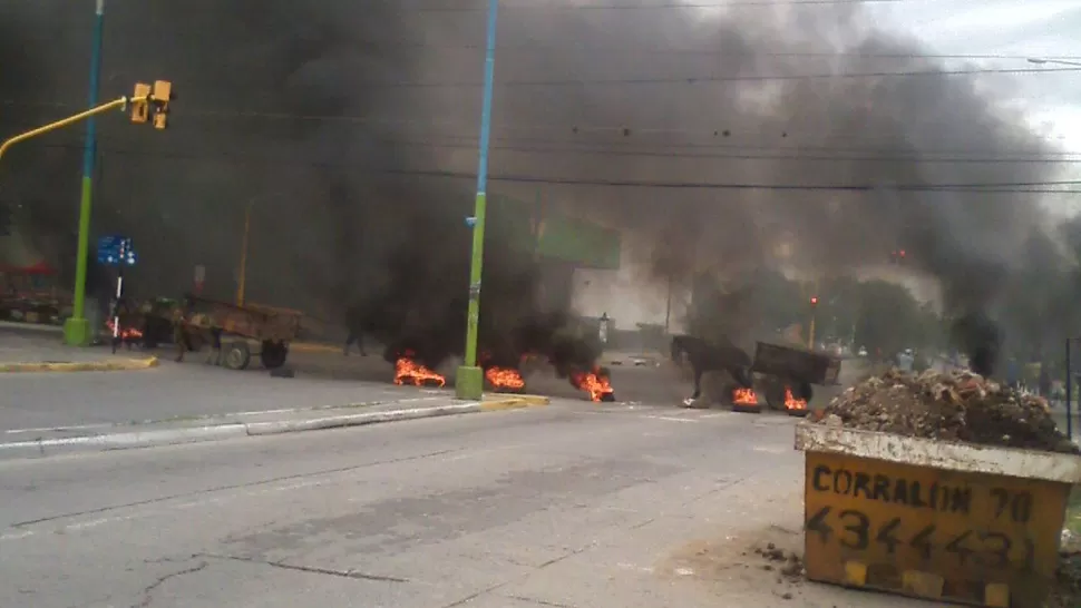 QUEMAN GOMAS. Los carreros cortan Belgrano y Las Américas. FOTO ENVIADA POR WHATSAPP