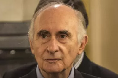 Operaron al ex presidente De la Rúa y quedó internado