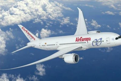 Intentó suicidarse abriendo la puerta de un avión en pleno vuelo