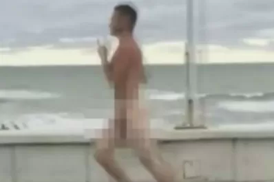 Furor en las redes por el loco que corre desnudo en Mar del Plata