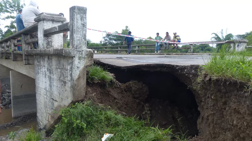 TRÁNSITO CORTADO. La fuerza del río Chirimayo dañó el puente de Alpachiri. LA GACETA / OSVALDO RIPOLL