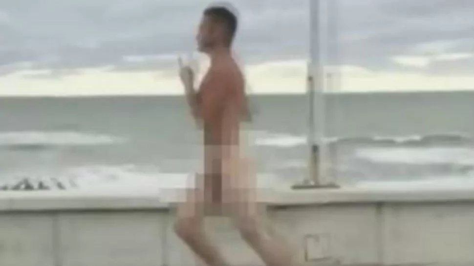 Furor en las redes por el loco que corre desnudo en Mar del Plata