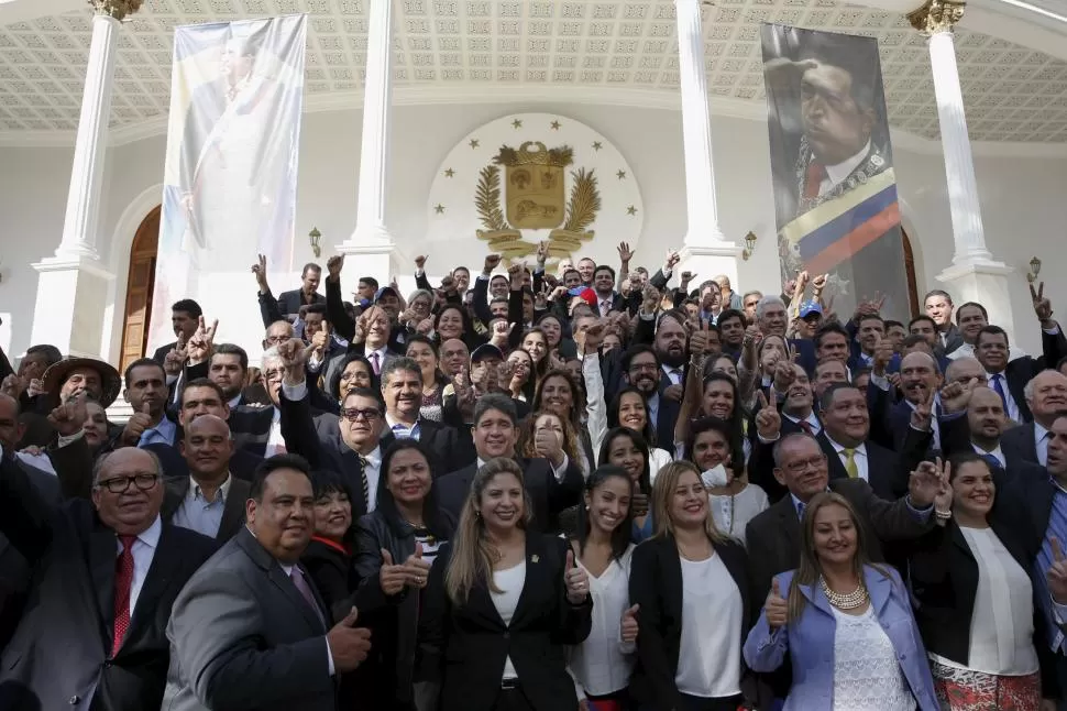 SON MAYORÍA. La oposición se impuso en el Congreso y busca aprobar leyes que pongan un límite al mandato de Nicolás Maduro. reuters
