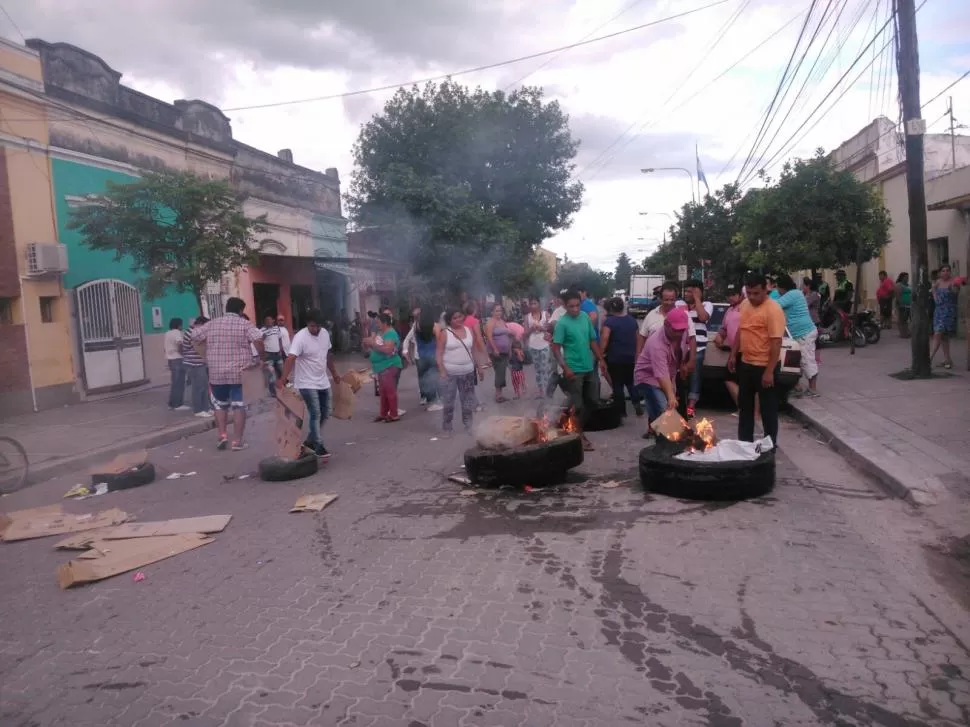HUMO DE RECLAMO. Empleados municipales y familiares reclamaron frente a la sede de la Municipalidad en Simoca. foto enviada a la gaceta en whatsapp