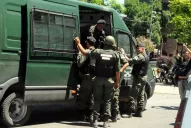 Grupos especiales y francotiradores participan del operativo para atrapar a los prófugos